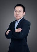 穿着黑色西装的男人 AI 生成的内容可能不正确。